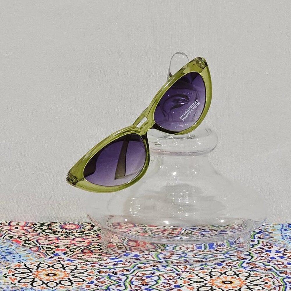 New RETRO LIME GREEN CAT EYE SUNGLASSES FASHION CHIC (NWOT)